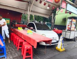 Mobil Siapa Ini yang Terjebak di Tengah Pedagang?