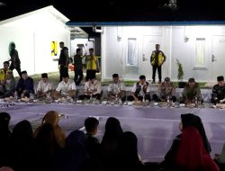 Momen Warga Sahur Bersama di Huntara Aceh Tamiang: Daging dan Udangnya Enak!