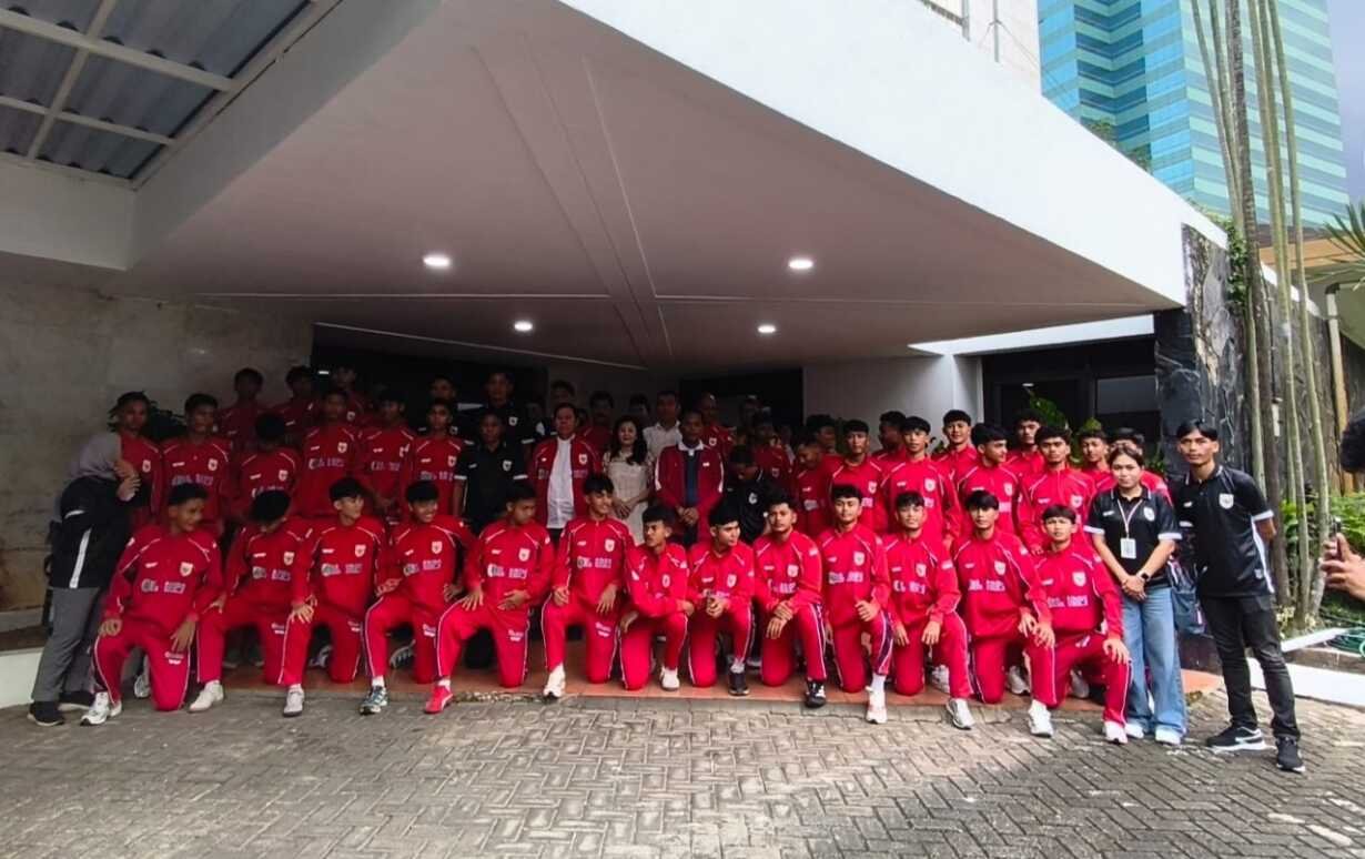 Ketua DPD RI Sultan Najamudin Secara Resmi Melepas Tim Pelajar U-17 Badan Liga Sepak Bola Pelajar Indonesia