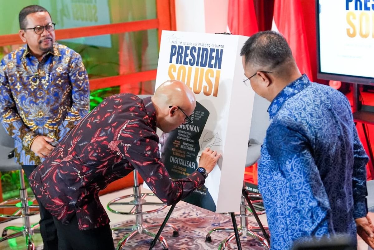 Menyelami Pola Pikir di Balik Gerak Cepat Prabowo Lewat Buku Presiden Solusi